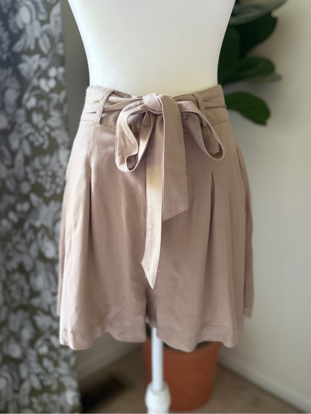 BB Dakota Beige High-Rise Tie-Waist Shorts